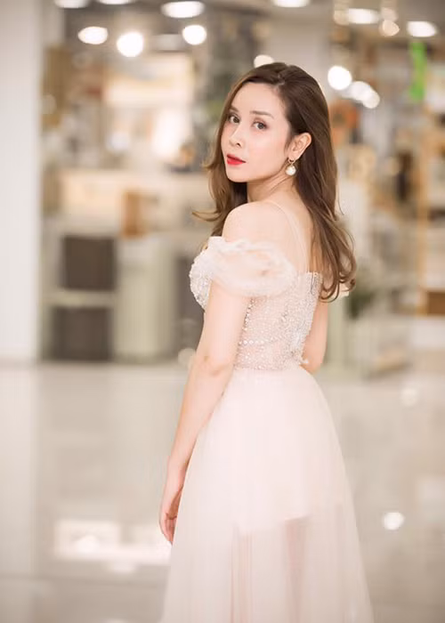 Sau khi thừa nhận đã trùng tu nhan sắc, nữ ca sĩ Lưu Hương Giang xuất hiện ở nhiều show diễn. Những ngày cuối năm 2016, bà mẹ hai con tham gia biểu diễn ở một sự kiện ở Hà Nội. (Ảnh: Facebook nhân vật)