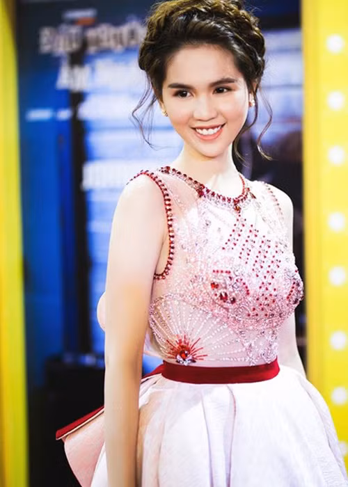 Ngọc Trinh đi du lịch nước ngoài, mua hàng hiệu tiền tỷ sau khi có bạn trai mới.