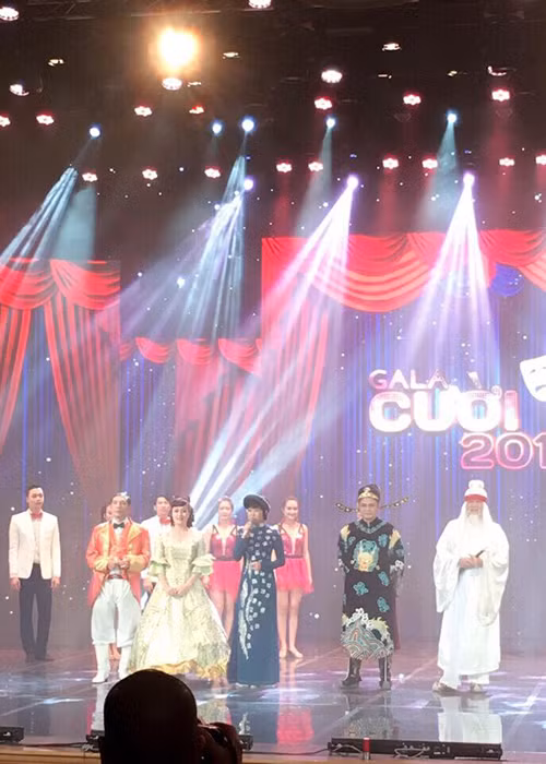 MC Thảo Vân đóng vai trò dẫn dắt chương trình Gala Cười 2017. (Ảnh: Facebook MC Thảo Vân)