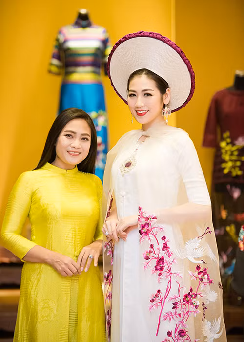 Người đẹp sinh năm 1993 thân thiết với Lan Hương khi lần đầu diện áo dài của nhà thiết kế này.