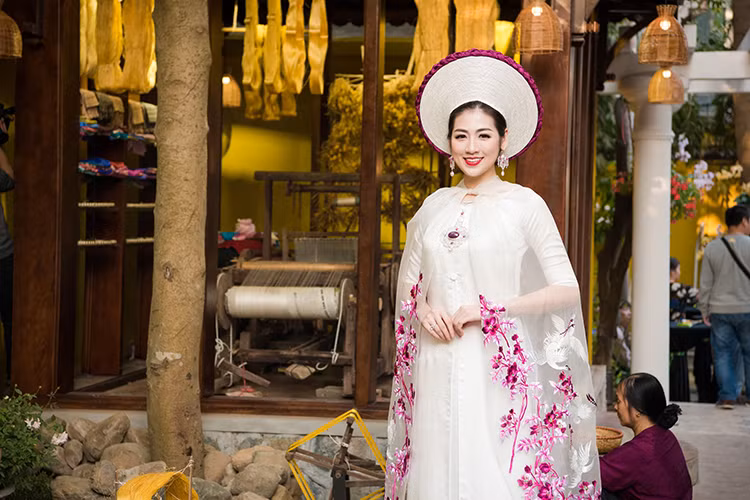 Trải qua hơn một năm thực tập, Tú Anh được lên sóng dẫn bản tin Tài chính tiêu dùng của VTV24.