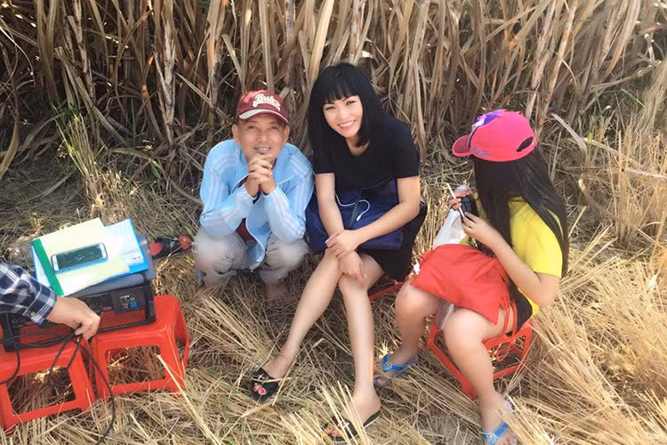 Không những vậy, dù chỉ mới 11 tuổi nhưng bé Gà đã biết yêu thương mẹ. Mỗi khi thấy mẹ mệt, cô nhóc luôn quan tâm, chăm sóc mẹ. (Ảnh: Facebook nhân vật) 