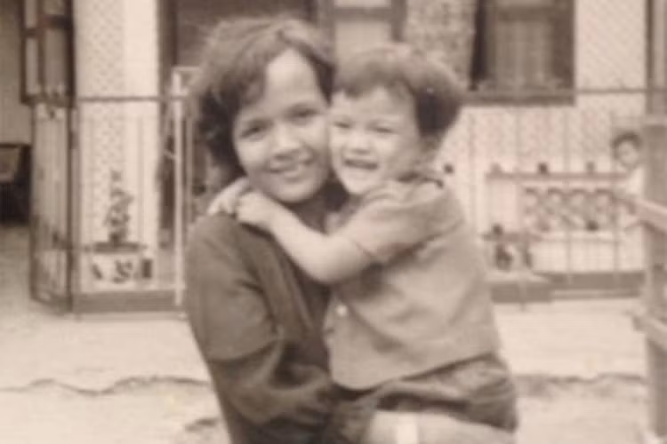 Anh hiem Dam Vinh Hung ben me truoc on ao tra no 20 ty-Hinh-7