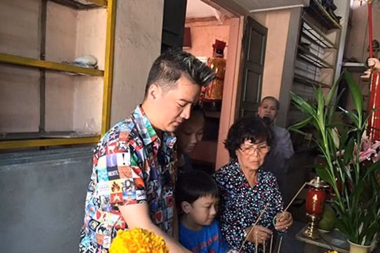 Anh hiem Dam Vinh Hung ben me truoc on ao tra no 20 ty
