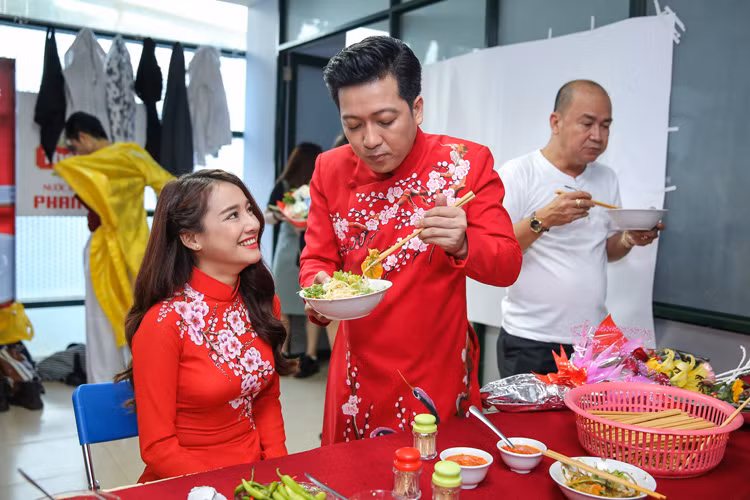 Sau Trấn Thành - Hari Won, Trường Giang – Nhã Phương được kỳ vọng là cặp đôi phim giả tình thật sẽ về chung một nhà vào năm 2017. Ban đầu, chuyện tình Trường Giang – Nhã Phương bị nghi ngờ là chiêu PR cho phim ảnh khi cả hai úp mở hẹn hò. (Ảnh: Zing)