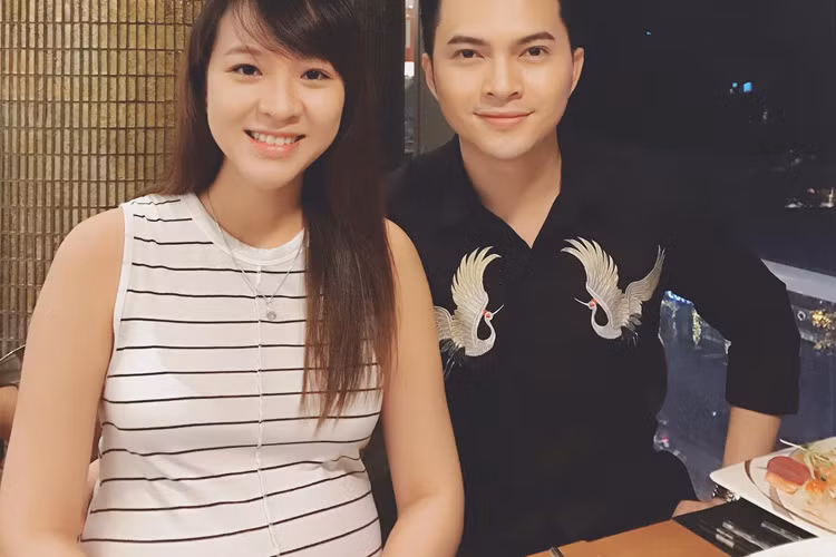Tháng 9/2016, nam ca sĩ Nam Cường xác nhận bà xã Phương Thảo mang bầu hơn 4 tháng. Cả hai đều rất vui khi chuẩn bị đón con đầu lòng. (Ảnh: Facebook nhân vật)