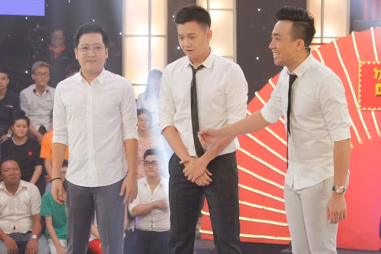 Ngay lập tức, Trường Giang “đá xéo” Trấn Thành mập vì ăn nhiều kim chi. Trấn Thành cũng đáp trả lại không biết Trường Giang ngó cái gì hoài nên mắt mới cận bởi lúc này “Mười Khó” đang đeo đôi kính.