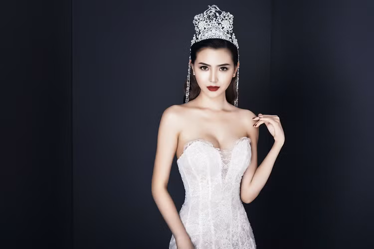 Mới đây, Ngọc Duyên vừa gửi đến người hâm mộ bộ ảnh chụp cùng vương miện mà cô giành được tại cuộc thi Nữ hoàng Sắc đẹp Toàn cầu 2016. 
