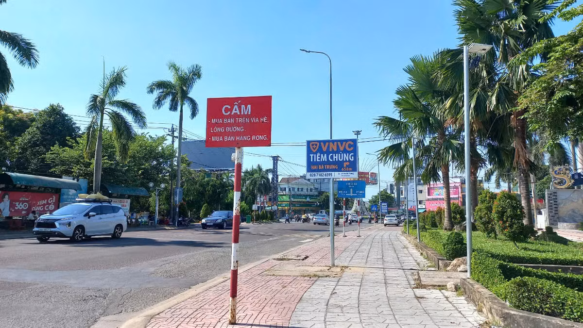 Loạt biển báo VNVC tiêm chủng "mọc" bất thường tại Quảng Ngãi Loat bien bao VNVC tiem chung