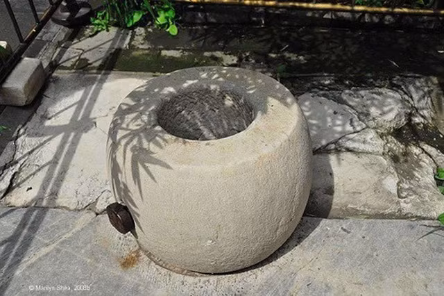 Ngoài ra, thông tin về các giếng chôn vùi châu báu này phần nào được chứng thực vào năm 1995 khi người ta vô tình trục vớt được một món đồ sứ tinh xảo từ một cái giếng ở phía tây Tử Cấm Thành. Ảnh CNRP