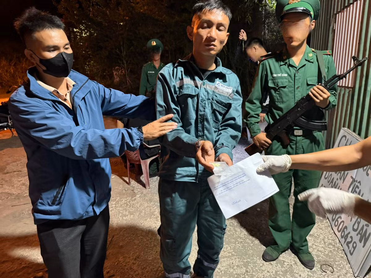 Len facebook mua ma tuy roi dem ban tai Khu kinh te Dung Quat