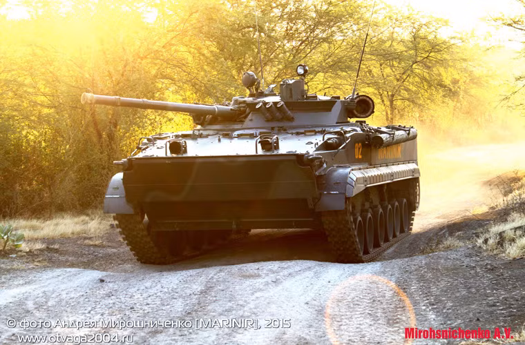 Khả năng cơ động trên bộ của BMP-3F là "khỏi bàn cãi nhiều", với động cơ UTD-29M 500 mã lực, chiếc xe có thể đạt tốc độ tới 72km/h trên đường bằng hoặc 45km/h off-road... Nguồn ảnh: otvaga2004