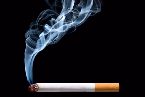 Trong khi đó, thuốc lá chứa độc tố nicotin và một số thành phần khác có thể làm tổn thương mạch máu, ảnh hưởng đến việc cung cấp máu đến cơ quan sinh dục. Lượng máu cung cấp không đủ làm giảm khả năng cương cứng. Để đảm bảo sức khỏe và khả năng tình dục, nam giới nên bỏ rượu bia, thuốc lá càng sớm càng tốt.