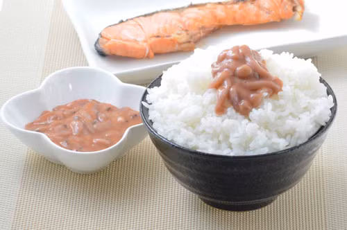 Shiokara được biết đến là loại mắm mực truyền thống tại Nhật Bản. Nguyên liệu chính để làm nên loại mắm này là các loại động vật biển như mực ống, cá ngừ, hàu, cua, cá hồi,... thái nhỏ. Dù làm từ loài hải sản nào, món ăn Shiokara cũng có những thành phần chính gồm hải sản, muối, hỗn hợp ớt shichimi, mù tạt và chút bột gạo. (Ảnh minh họa)