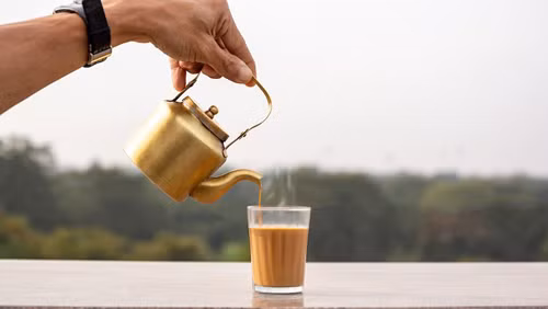 2. Trà chai Masala. Trà chai Masala là loại đồ uống được ưa chuộng tại Ấn Độ. Trà chai Masala có hương vị rất đặc trưng của đồ uống nước này. Cụ thể, ngoài hai nguyên liệu chính là trà đen có đường và sữa, Masala còn là sự kết hợp của rất nhiều gia vị khác như bạch đậu khấu, gừng xay, đinh hương, quế và hạt tiêu đen. Lựa chọn nguyên liệu và tỷ lệ gia vị có sự khác biệt ở từng quán.