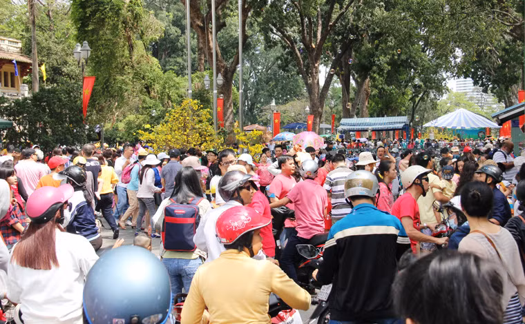 Trong khuôn viên Thảo cầm viên, lượng người luôn trong tình trạng quá tải...