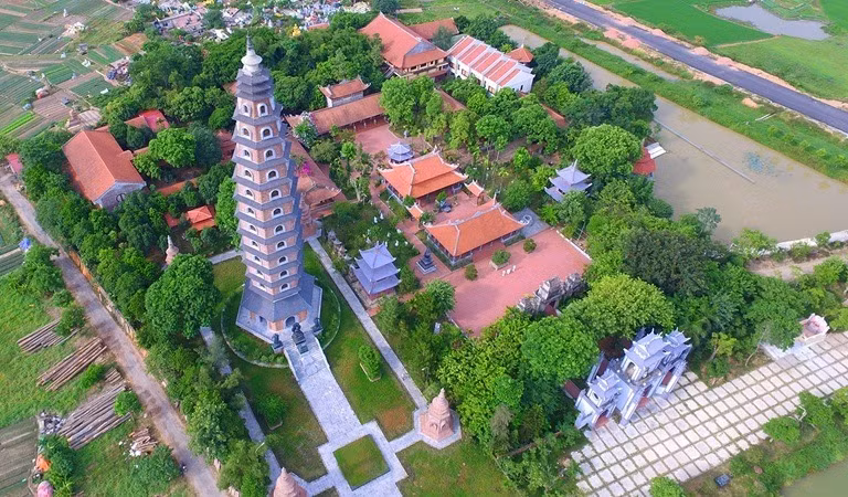 Nhắc đến chùa Biện Sơn, nhiều người nhận ra đây là di tích lịch sử cấp Quốc gia nổi tiếng ở Vĩnh Phúc. Chùa Biện Sơn tọa lạc trên một gò đất cao rộng khoảng 14.939m2. Ngày trước có tên là Độc Nhĩ, người dân địa phương hay gọi là Núi Biện với dáng quy xà hợp hình rất kì lạ.