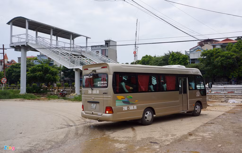 Nhiều ôtô, xe máy đi đến đây rồi phải quay lại đi đường vòng theo chỉ dẫn của người dân bán nước ven đường. Các hộ dân cũng cho hay họ không được cơ quan chức năng họp dân lấy ý kiến trước khi làm cầu. Vì vậy, hôm 31/4, họ đã kéo ra ngăn cản khi thấy ngành đường sắt đóng chắn nhưng bất thành.
