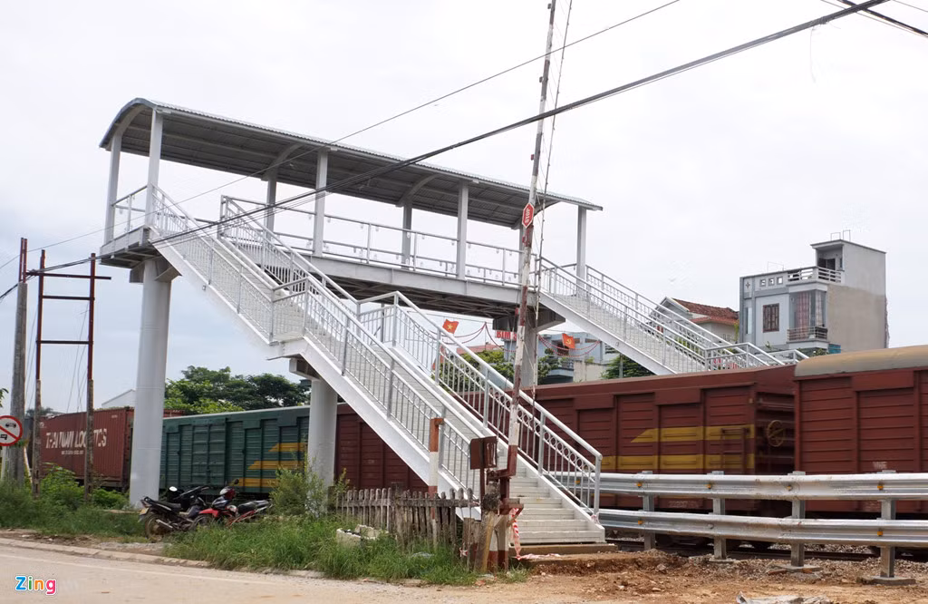 Ông Mai Quốc Chính, Phó chủ tịch UBND xã Quang Trung, xác nhận khi tổ chức đóng chắn, người dân đã phản đối quyết liệt khiến xã phải mở nhiều cuộc họp, bàn giải pháp. "Sắp tới xã sẽ tiếp tục vận động bà con chấp thuận chủ trương đóng chắn nhằm đảm bảo an toàn giao thông", ông Chính nói.