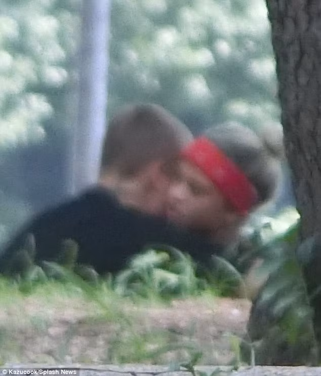 Justin Bieber coi tran om ban gai tuoi teen trong cong vien-Hinh-4