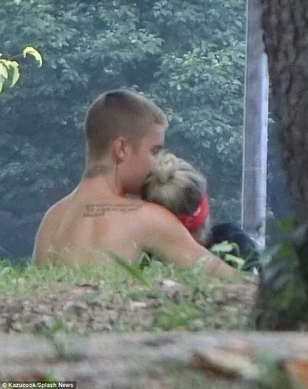 Justin Bieber coi tran om ban gai tuoi teen trong cong vien-Hinh-2