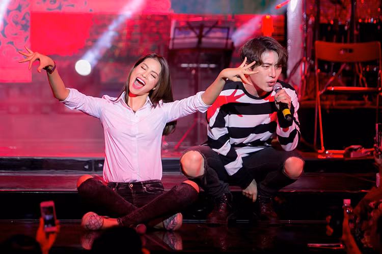 Pham Huong tuoi tan ben 500 fans giua tam bao The Face-Hinh-4