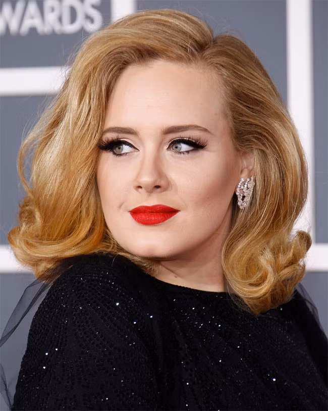 Khuôn mặt Adele thật hoàn hảo khi được trang điểm đậm.