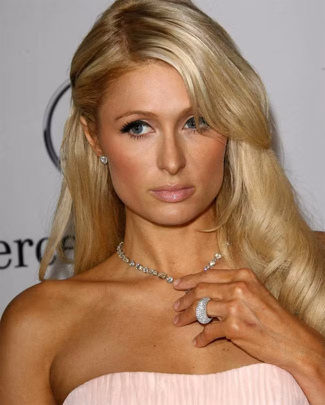 Paris Hilton rất thích đuổi ếch trong vườn, cô bắt chúng rồi nhốt trong một cái thùng để xem chúng sợ hãi thế nào rồi lại thả chúng ra.
