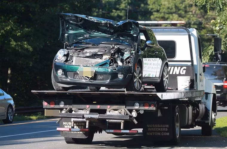 Chiếc Mini Cooper đã bị hỏng toàn bộ đầu xe.