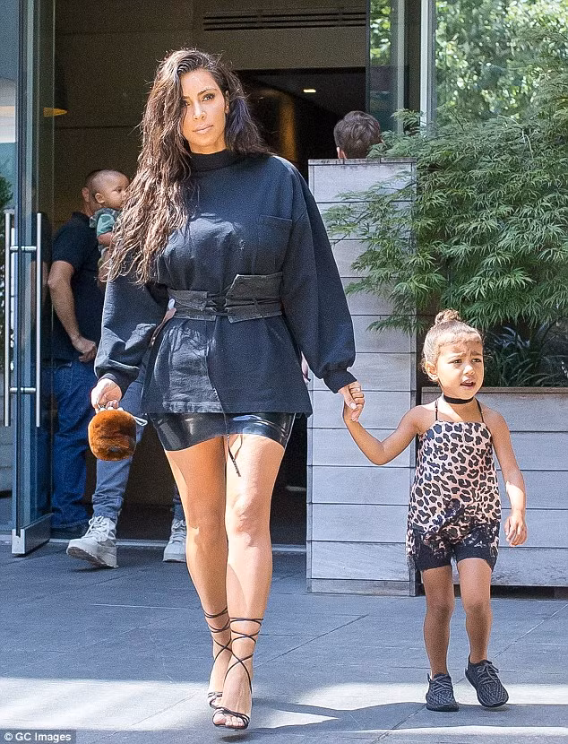 Như thường lệ, cứ mỗi khi ra ngoài Kim Kardashian rất chỉnh chu trang phục và lần này cũng vậy.