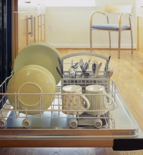 Xếp tất cả đồ theo cùng một hướng trong máy rửa bát có thế khiến chúng không thể sạch tuyệt đối. Hãy xếp thìa theo kiểu, cái trên, cái dưới trong giỏ đựng để việc làm sạch phát huy hiệu quả tối đa.