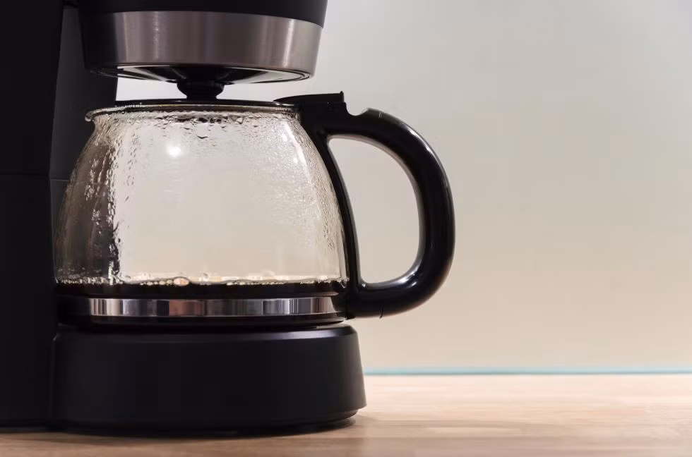 Bạn nghĩ rằng máy pha cà phê không cần phải thường xuyên cọ sạch? Bạn đã sai. Máy pha cà phê cần phải được rửa sạch bằng xà phòng thường xuyên để loại bỏ cặn bã còn bám bên trong.