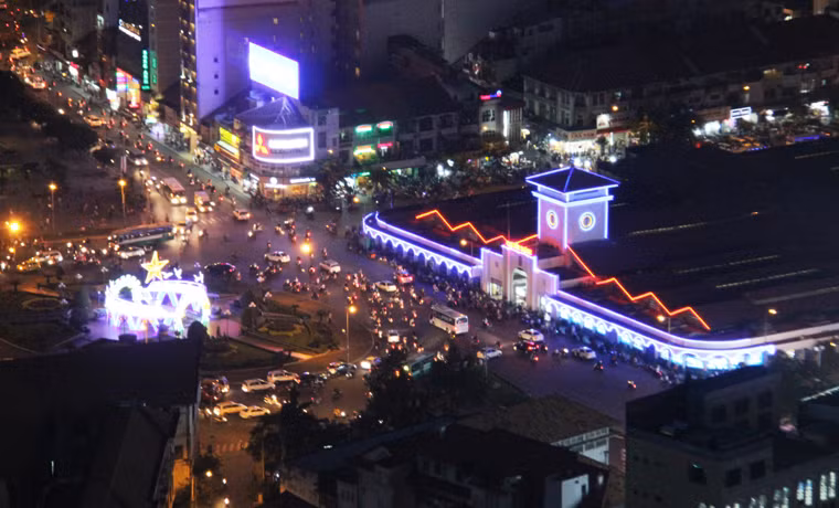 Khu vực vòng xoay trước chợ Bến Thành và nhiều khu vực, tuyến đường khác khắp TP HCM sẽ là nơi ngắm pháo hoa, xem biểu diễn ánh sáng đèn laser lý tưởng.