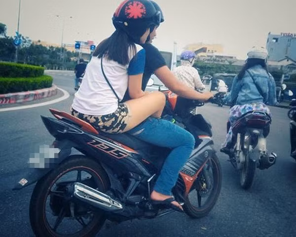 Tuy nhiên, nhiều cô gái lại lên tiếng để bảo vệ những người trong hình và cho rằng việc ngồi như thế là hoàn toàn có thể chấp nhận được nếu như trời mưa.