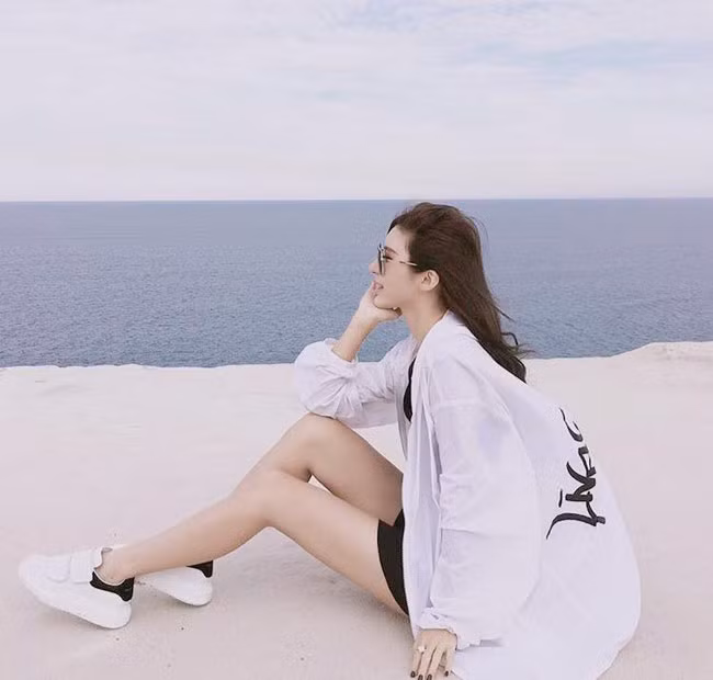 Sở hữu hình thể đẹp, Đoàn tự tin diện những bộ cánh mát mẻ.