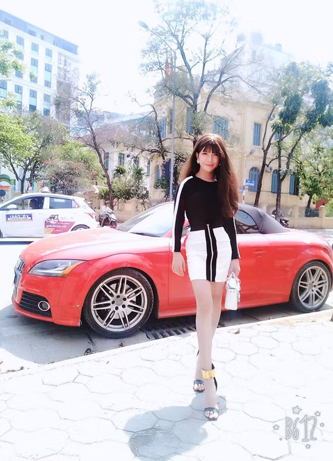 Cô nàng hạnh phúc khi được đội bộ tóc dài và diện váy áo con gái.