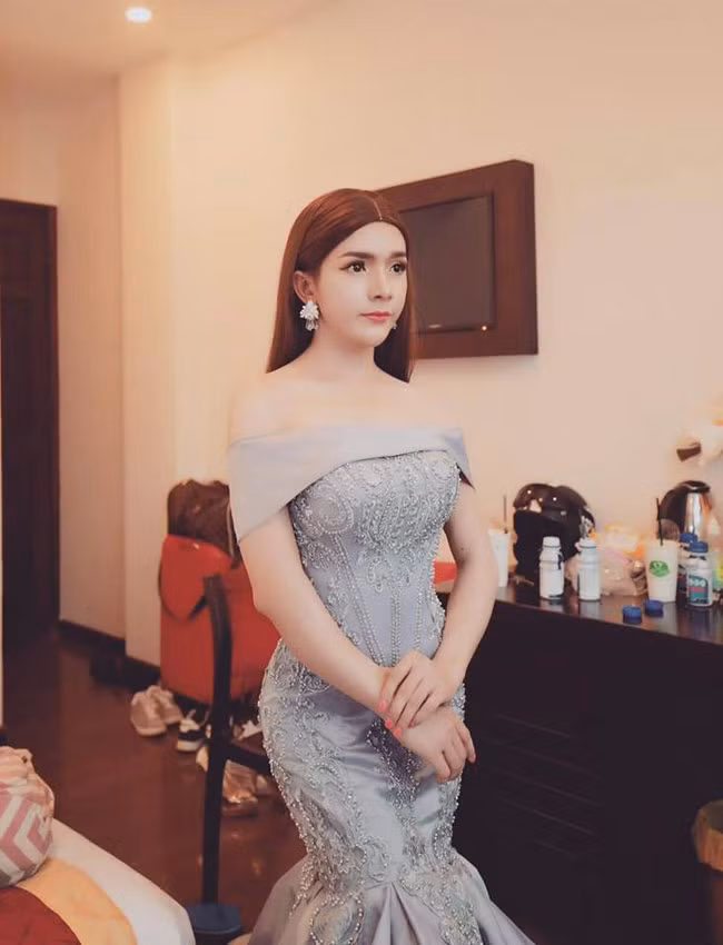 Cô gái Cần Thơ xinh đẹp và quyến rũ trong bộ váy dạ hội.