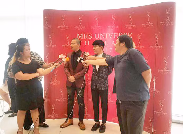 Những tưởng lý do tới từ phía của bà Leena với quá khứ tình trường dài hàng trang giấy. Thế nhưng mới đây, trang tin Jarm của Thái Lan đã bất nhờ cho biết rằng lý do thực sự khiến nữ đại gia U60 Leena chia tay Rangsee lại vì anh chồng trẻ này có tình tay ba với một ... chàng trai khác.