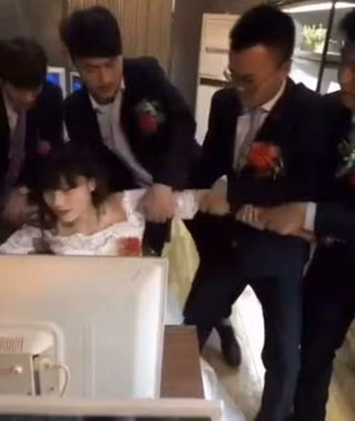 Bên cạnh đó cũng có những bình luận hài hước, nói rằng có lẽ cô dâu cũng "không muốn làm ảnh hưởng đến đồng đội" nhưng thực tế lại làm tổn thương đến chú rể, khiến chú rể thê thảm ngay trong ngày cưới.