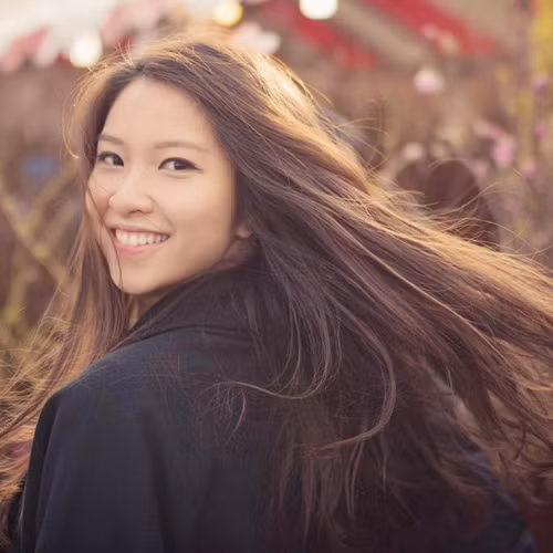 “Bao lâu nay một mình vật lộn nơi xứ người, cố gắng bao nhiêu, khó khăn bao nhiêu cũng chỉ một mình mình biết. Cuối cùng, mọi cố gắng đã được đền đáp, Johns Hopkins là niềm mơ ước của mình từ lâu lắm rồi”, Sao Ly chia sẻ. Khi chính thức nhận được điện thoại chúc mừng từ đại diện nhà trường, cô gái 24 tuổi vẫn rất bình tĩnh lắng nghe và cảm ơn. Nhưng đến khi cô nàng gọi điện về thông báo cho gia đình thì không thể kiềm chế nổi mà khóc nức nở thành tiếng. Cô gọi đó là: “Âm thanh khởi đầu cho một hành trình mới”.