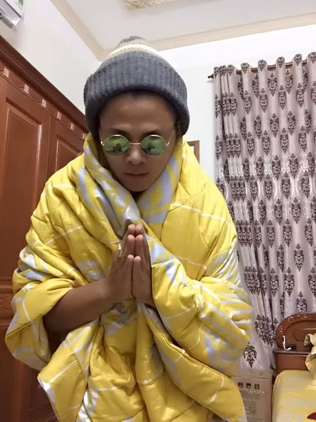 Chia sẻ với chúng tôi, Chánh Trung cho biết, những video anh bạn thực hiện đều để vui, giải tỏa căng thẳng, cũng như muốn trêu chọc mọi người. "Mình chỉ ăn cho vui và suy nghĩ quay lại khoảnh khắc đó để chọc ghẹo bạn bè. Nhưng mình không nghĩ có thể thu hút cộng đồng mạng quan tâm như vậy. Ngoài ra, mình cũng không ngờ được nhiều người ủng hộ và gợi ý làm thêm nhiều clip khác." - Chánh Trung nói.