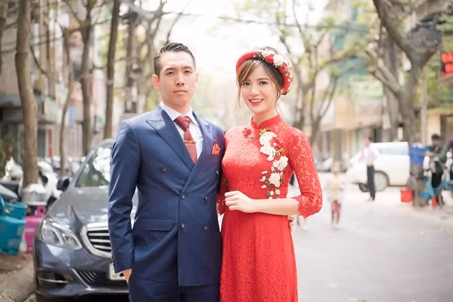 Cô dâu Tú Linh xinh đẹp nổi bật trong chiếc áo dài đỏ. Phong thái đĩnh đạc cùng gương mặt điển trai của chú rể Hoàng Long cũng được dân mạng khen ngợi. Ảnh: FBNV.