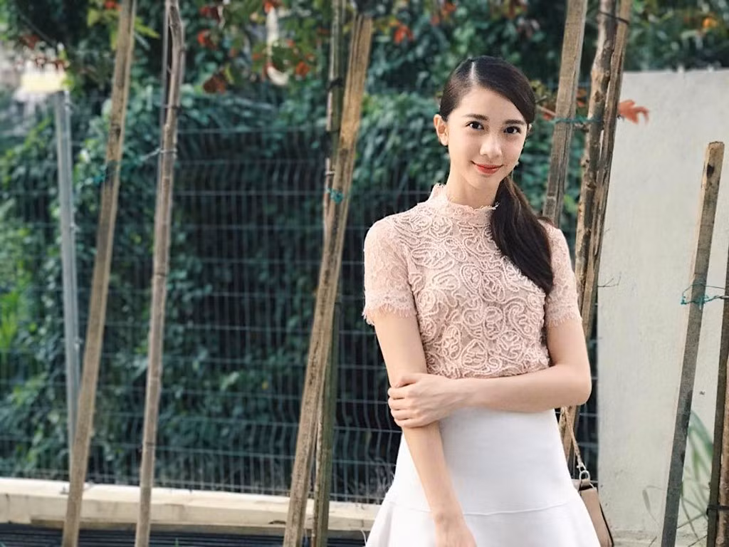 Không chỉ xinh đẹp, Lâm Tuyên Hảo còn sở hữu thành tích đáng ngưỡng mộ. Cô thông thảo 4 ngôn ngữ: tiếng Anh, tiếng Quảng Đông, tiếng phổ thông và Malaysia.