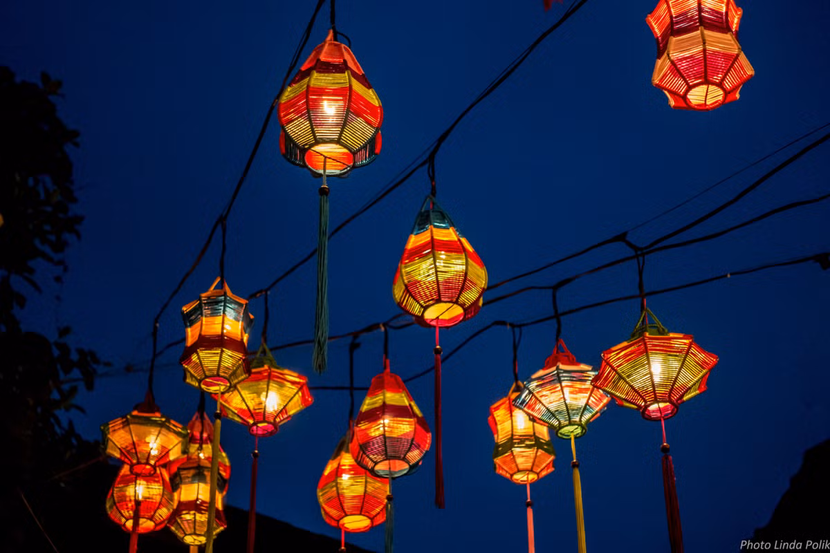 Đèn lồng ở Hội An rất phong phú và đa dạng về mẫu mã cho đến kiểu dáng hay hoa văn trang trí, tùy từng kiến trúc hay tính chất trang trí mà treo loại đèn phù hợp. Đây không chỉ là một vật phẩm dùng để thắp sáng, mà là một phần của cuộc sống linh hồn phố Hội.