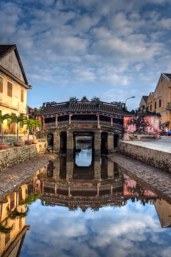 Chùa Cầu là một trong những địa điểm nổi tiếng ở Hội An. Chùa Cầu do người Nhật xây dựng, nhưng mang đậm nét kiến trúc đặc biệt của phương Đông. Chùa Cầu dài khoảng 18m, toàn bộ được làm bằng gỗ, mái được lợp ngói âm dương bên trên - nét đặc trưng của kiến trúc Việt Nam.
