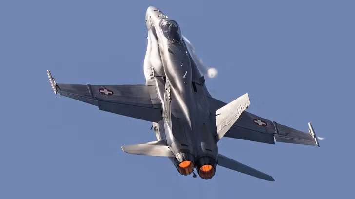 Trong nhiệm vụ bay tuần tra không phận với hai quả tên lửa không đối không AIM-9 thì tầm bay F/A-18 có thể đạt tới 2.000km, nhưng trong nhiệm vụ không chiến mang đầy đủ vũ khí thì bán kính tác chiến chỉ còn khoảng 740km, tầm bay cực đại 3.330km nếu mang các bình dầu phụ treo ngoài, không mang vũ khí, trần bay tối đa đạt 15,2km.