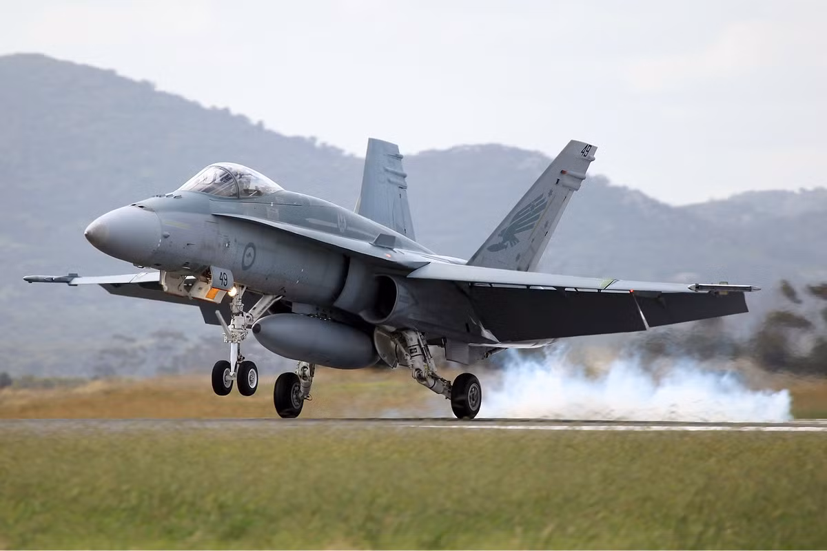 F/A-18C thiết kế chủ yếu cho vai trò hộ tống, bảo vệ hạm đội, chế áp lực lượng phòng không đối phương (SEAD), ngăn chặn tiếp tế trên không, hỗ trợ gần trên không và trinh sát. Độ tin cậy và linh hoạt của máy bay khiến nó trở thành loại vũ khí đáng giá trên tàu sân bay, dù máy bay này từng bị chỉ trích vì có tầm hoạt động và tải trọng kém so với những loại máy bay cùng thời. Tới phiên bản F/A-18E/F thì những nhược điểm này đã được khắc phục.