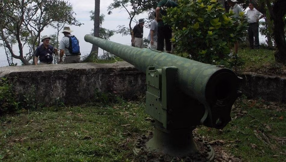 Tuy nhiên, USS Herring đã không thể chạy thoát khi bị pháo binh Nhật Bản bắn chặn quyết liệt, ít nhất 2 phát pháo đã đánh trúng thượng tầng tàu ngầm. Các tài liệu giải mã cho biết, "bong bóng bao phủ một khu vực rộng khoảng 5m, dầu bao phủ vùng khoảng 15 dặm" tại khu vực chiếc USS Herring hoạt động. Ảnh khẩu pháo cùng cỡ khẩu mà Nhật Bản dùng để đánh chìm Herring.