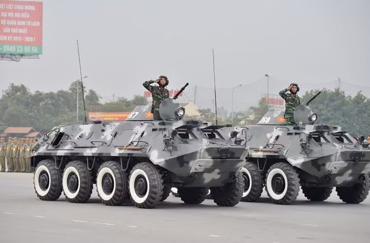 Các trang bị xe bọc thép của Việt Nam hiện này hầu hết đều có xuất xứ từ Liên Xô, chỉ có hai loại trang bị có nguồn gốc từ Mỹ, là chiến lợi phẩm thu giữa sau ngày 30/4/1975. Thiết kế các loại xe bọc thép của Liên Xô thường dùng cửa hai bên hông và đặc biệt là rất nhiều cửa nóc thay vì cửa lớn nằm ở đuôi xe như dòng M113 Mỹ hay các dòng xe bọc thép khác của phương Tây.