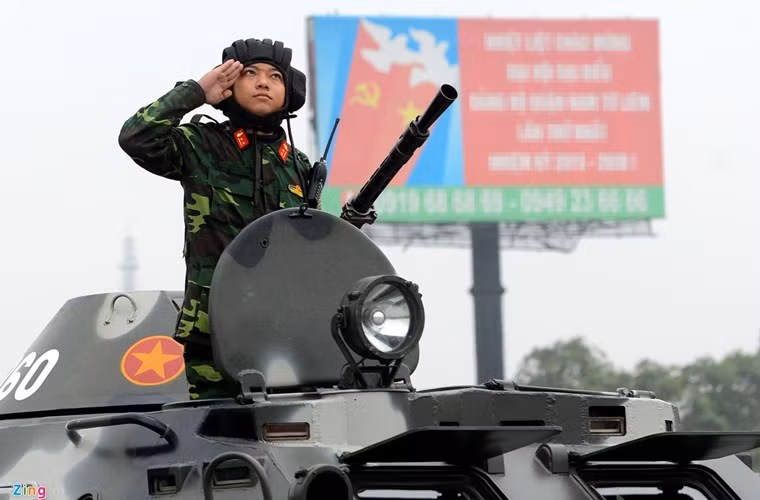 Trong ảnh, trưởng xe bọc thép BTR-60PB của Quân khu Thủ đô trong đợt hợp luyện diễn tập bảo vệ sự kiện quan trọng của đất nước năm 2015 đứng tại một trong số các cửa nóc.